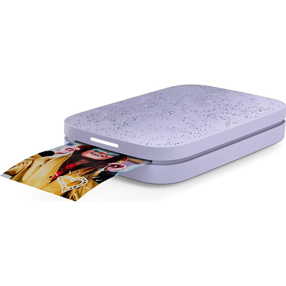 Fioletowa drukarka drukuje zdjęcie kobiety w żółtej kurtce.