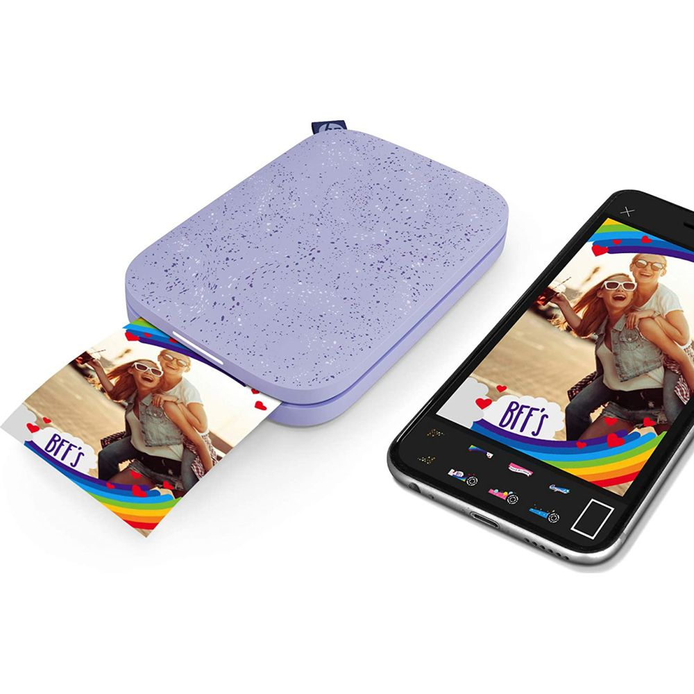 Fioletowa drukarka drukuje zdjęcie. Smartfon wyświetla to samo zdjęcie z ozdobami tęczy.