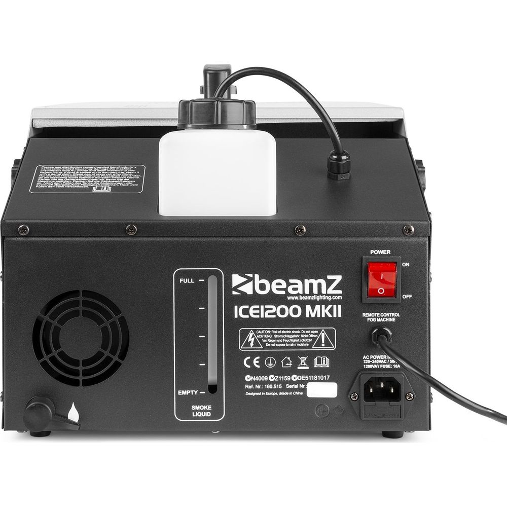 Máquina de humo con tanque blanco, cuerpo negro y interruptor rojo.
