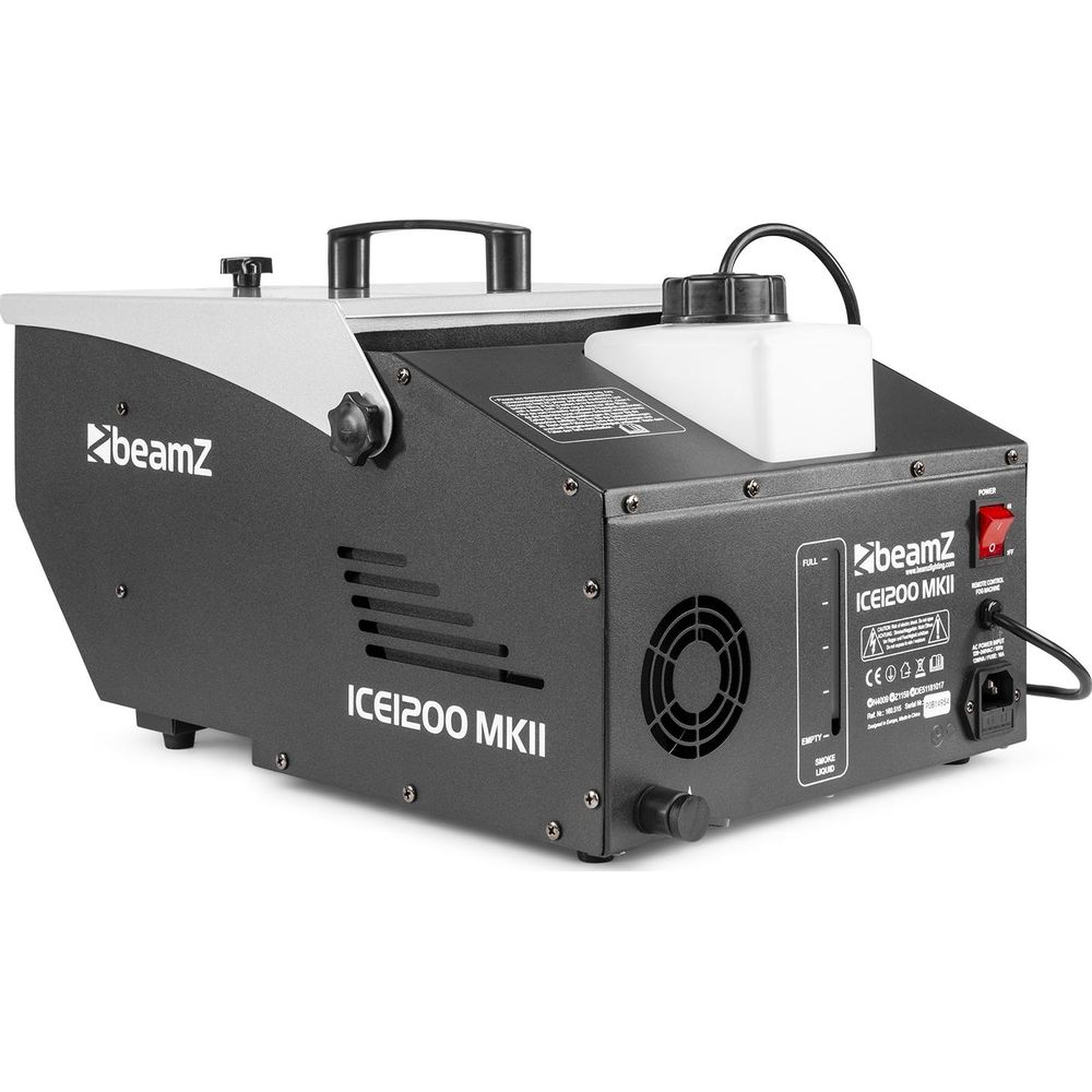 Una máquina de humo BeamZ ICE1200 MKII negra con depósito y asa blancos.