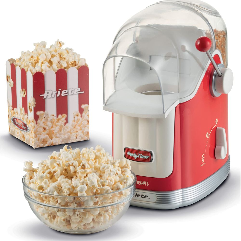 Een rode en witte popcornmachine met een kom en papieren zak gevuld met popcorn.