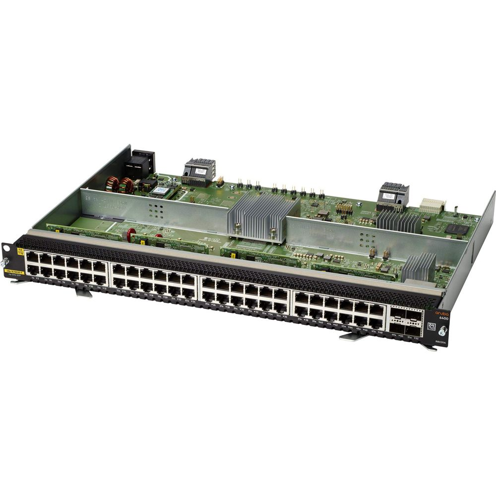 Un conmutador de red con muchos puertos Ethernet y circuitos internos abiertos.