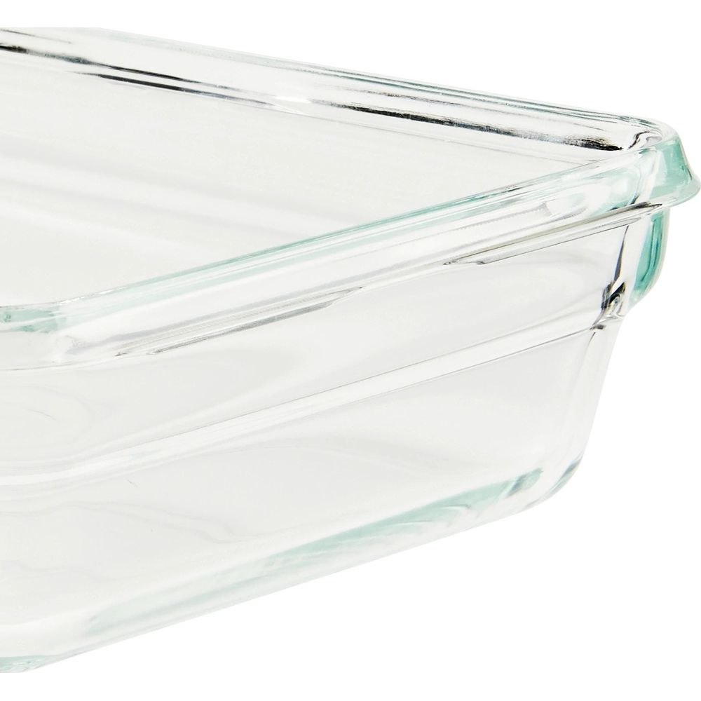 Nahaufnahme einer transparenten Glasform mit leicht grünlichem Schimmer.