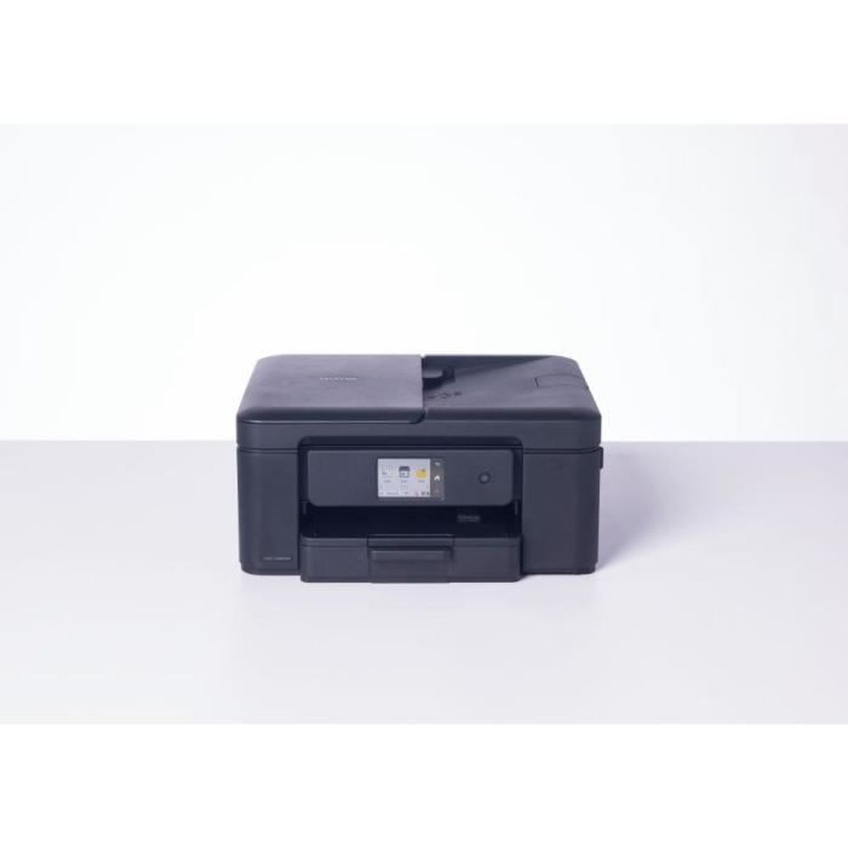 Czarna drukarka z ekranem dotykowym na białej powierzchni.