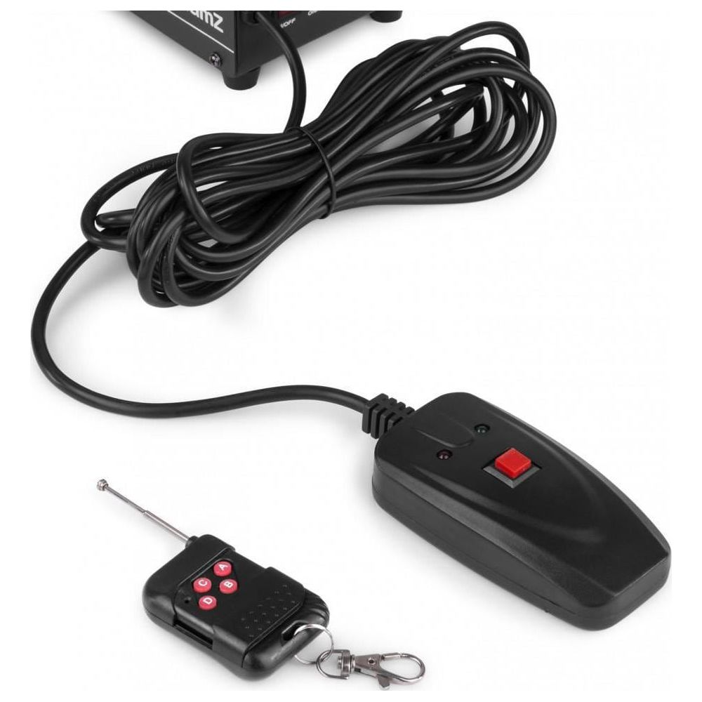 Una unidad de control negra con cables y dos mandos a distancia.