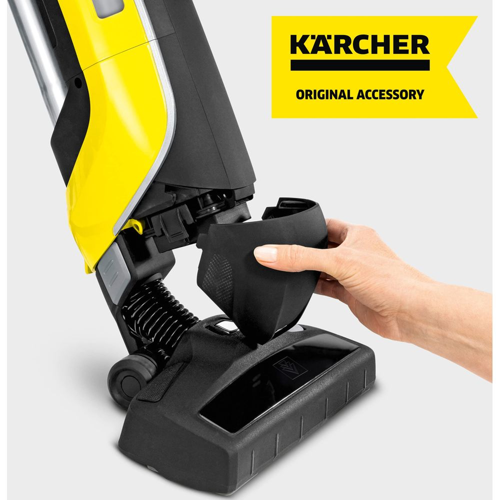 Ręka mocuje czarny dodatek do żółtego odkurzacza Karcher.