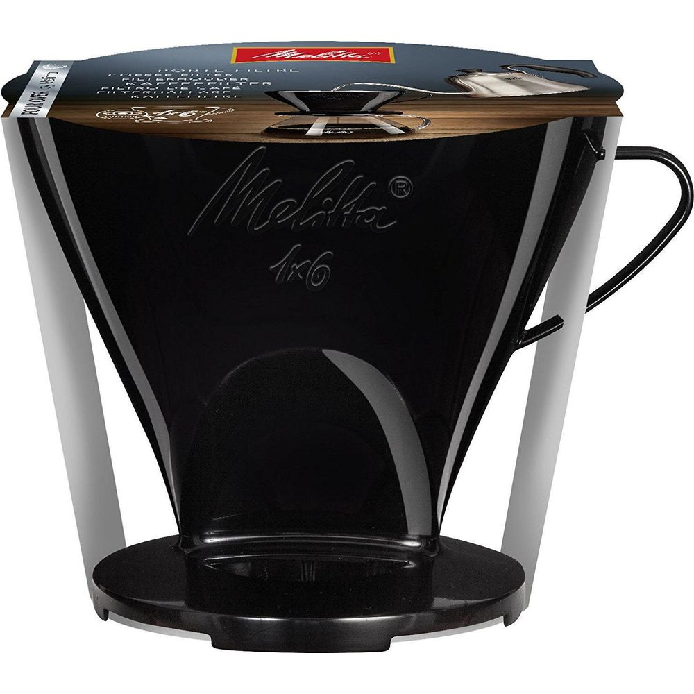 Schwarzer Melitta Kaffeefilter mit "Melitta 1x6" Logo. Verpackung zeigt Kessel & Filter.