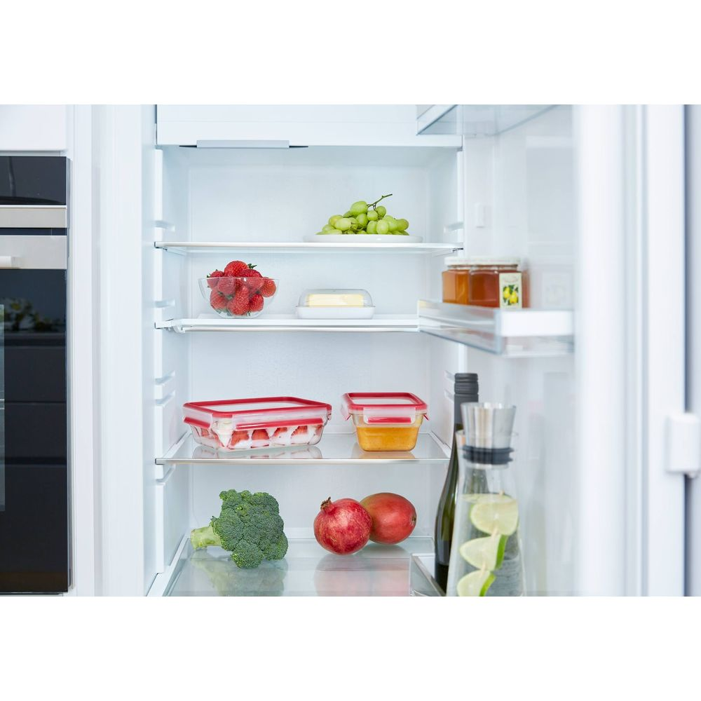 Offener Kühlschrank mit Obst, Gemüse und Gläsern.