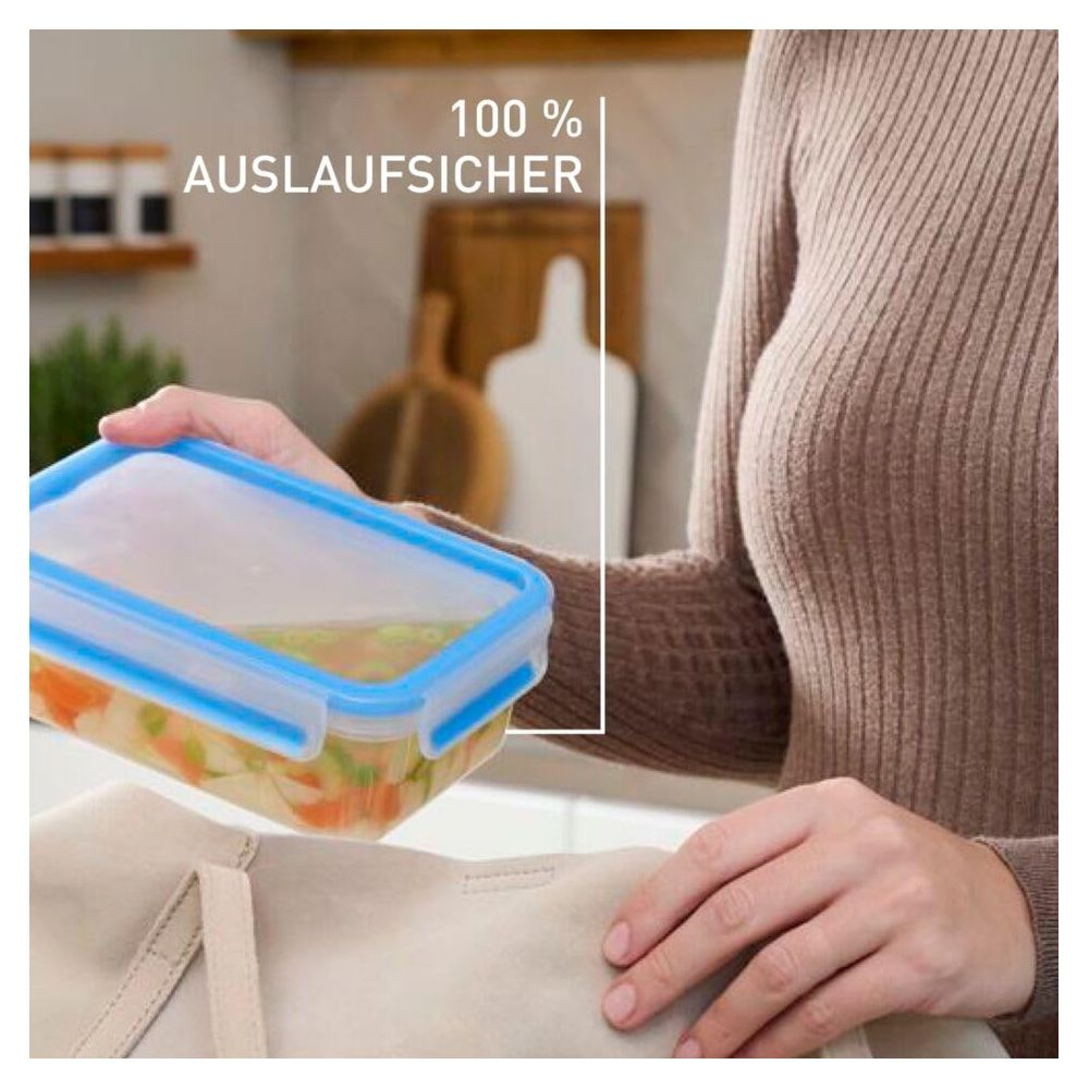 Eine Person legt einen durchsichtigen Behälter mit Essen in eine Tasche.