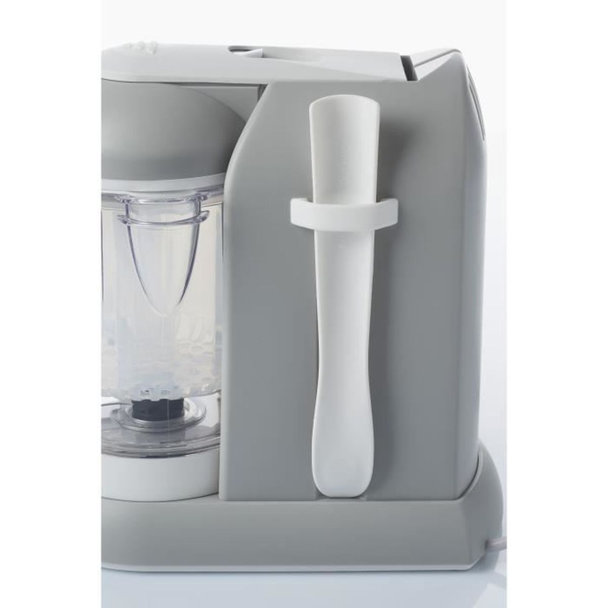 Grauer Mixer mit weißem Griff und durchsichtigem Behälter.