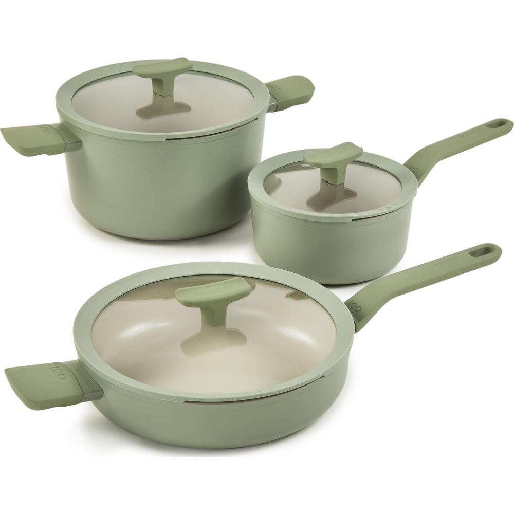 Drie groene kookgerei items met glazen deksels op witte achtergrond.