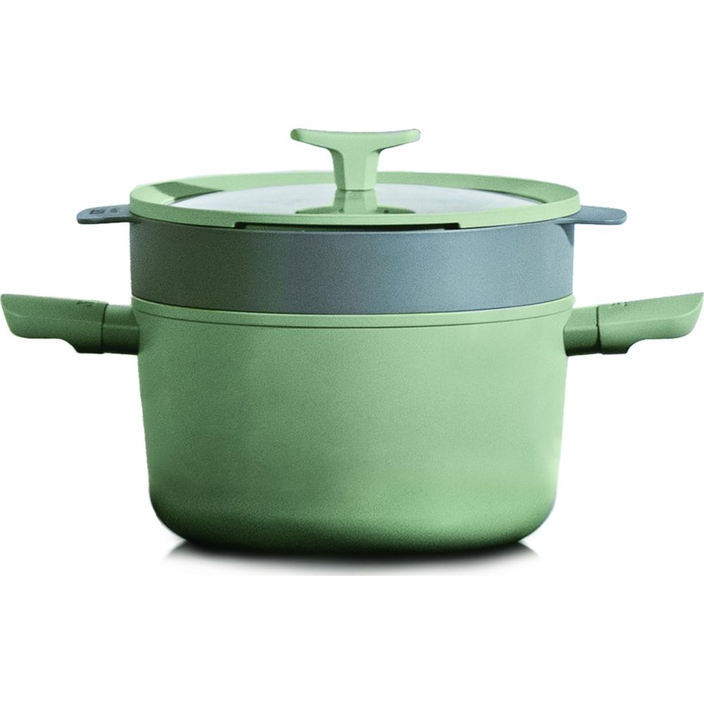 Een groene pan met een grijze stoominzet en glazen deksel.