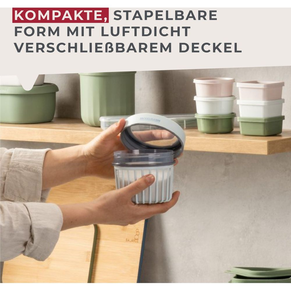 Hände halten ein durchsichtiges Vorratsglas mit weißem Inhalt und grauem Deckel.