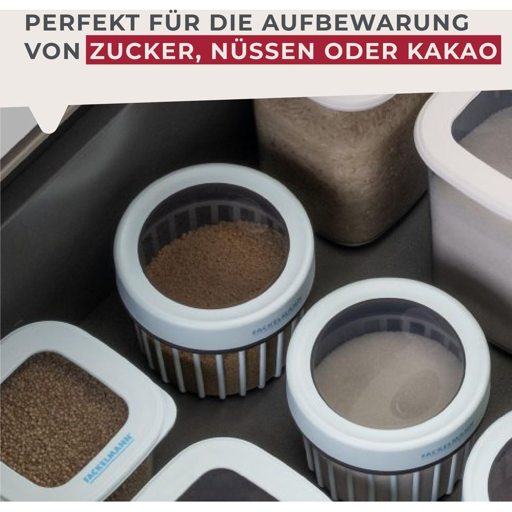 Vorratsdosen mit braunen und weißen Körnern in einer Schublade.