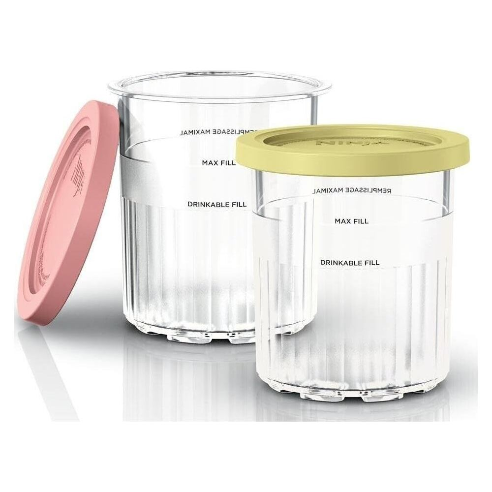 Due bicchieri di plastica trasparenti con segni di misurazione e coperchi. Uno ha un coperchio rosa, l'altro giallo.
