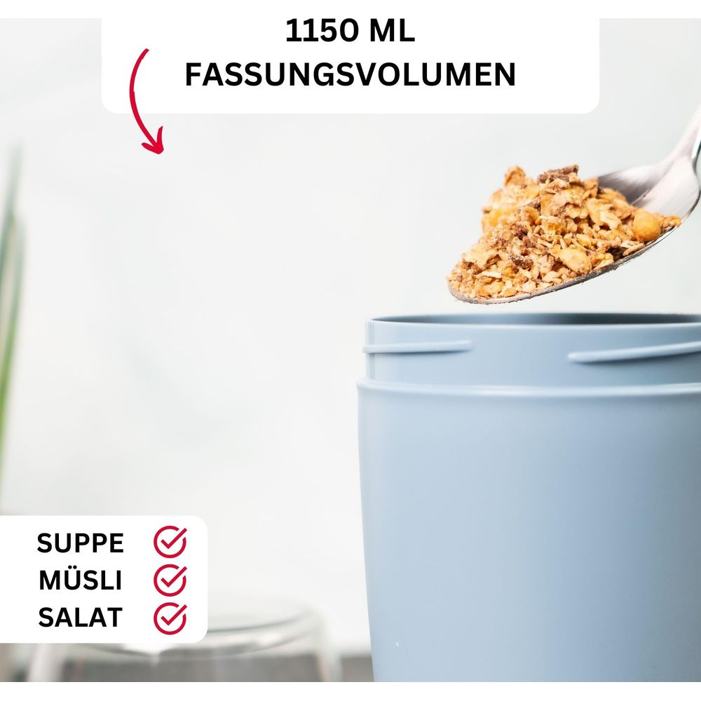 Ein Löffel Müsli wird in einen blauen Behälter gegeben. 1150 ML Fassungsvolumen.