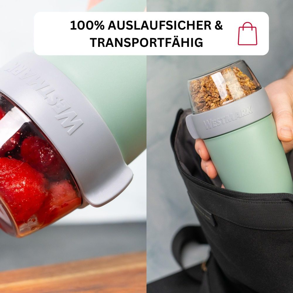 Grüner Behälter mit Erdbeeren und Granola, wird in eine Tasche gesteckt.