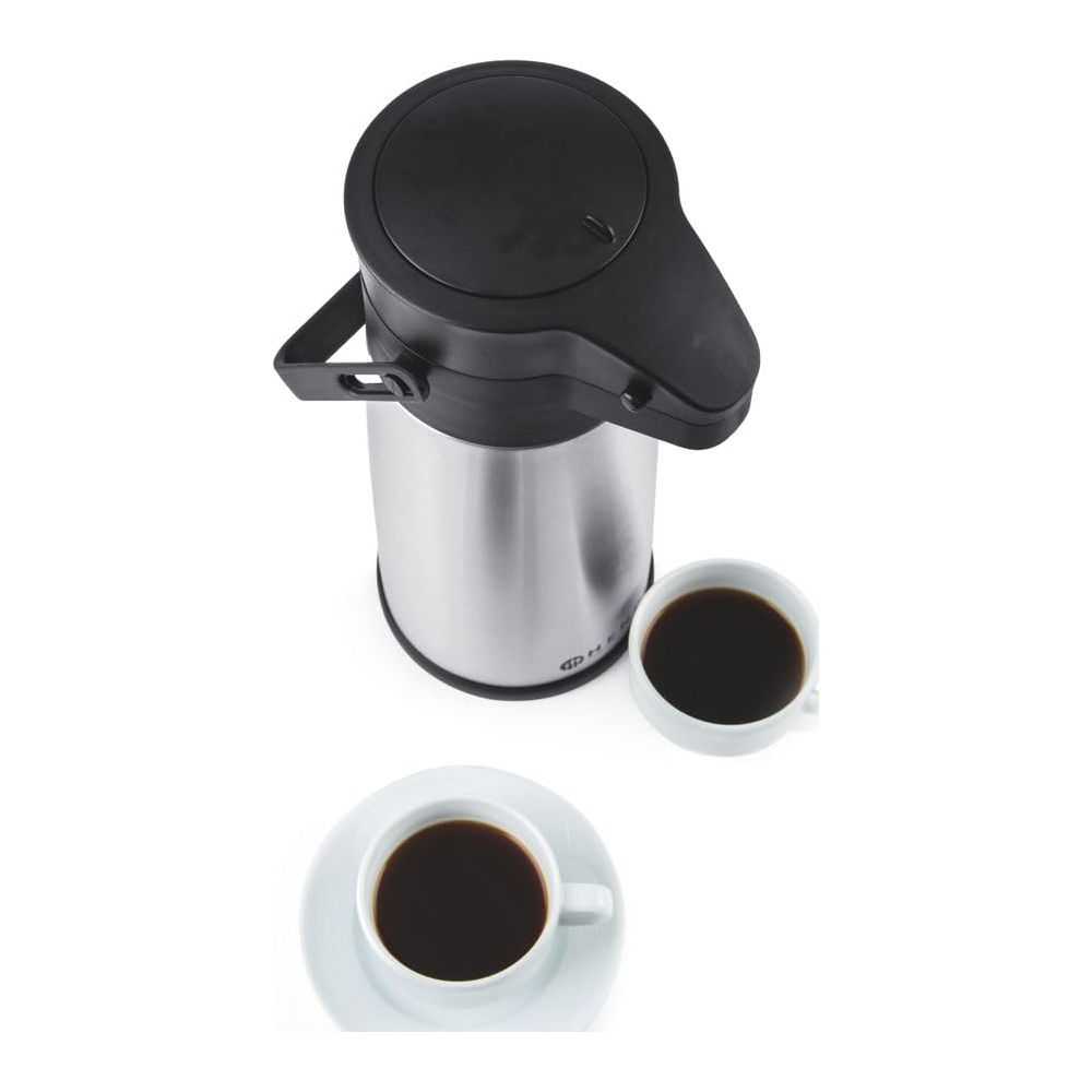 Un thermos d'argento con coperchio nero accanto a due tazze di caffè.