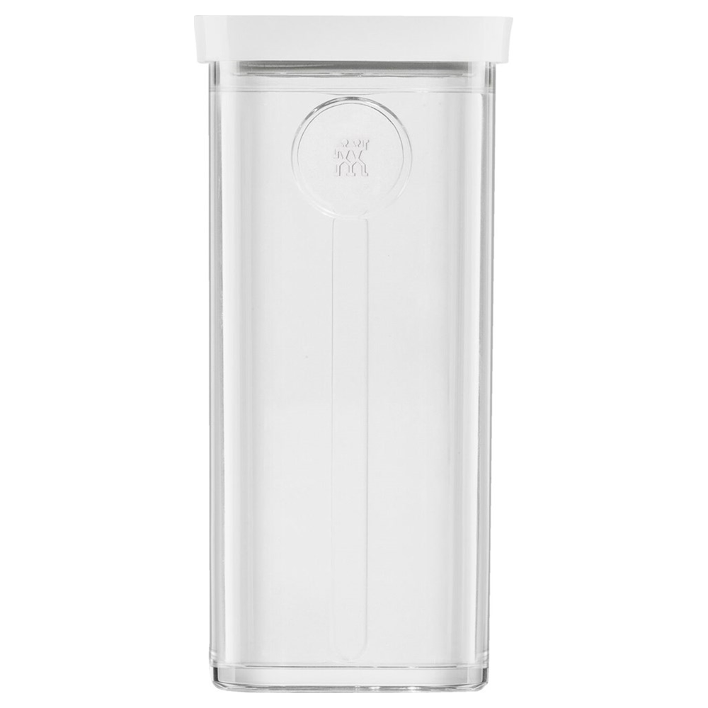 Un recipiente transparente con tapa blanca y logo en relieve.