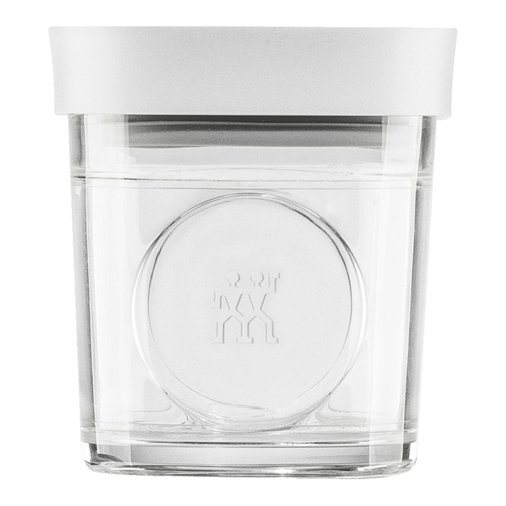 Un recipiente de vidrio transparente con tapa blanca y logo en relieve.