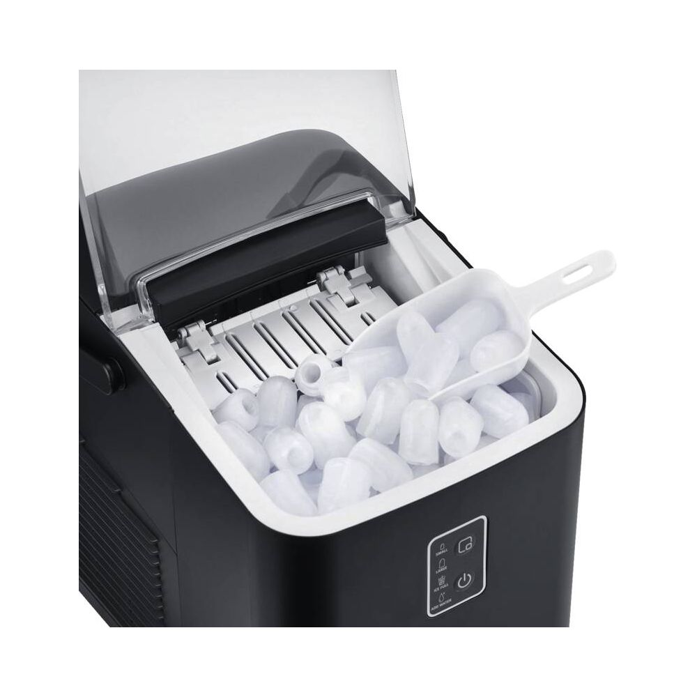Ein schwarzer Eiswürfelbereiter mit einem weißen Löffel voller Eiswürfel.