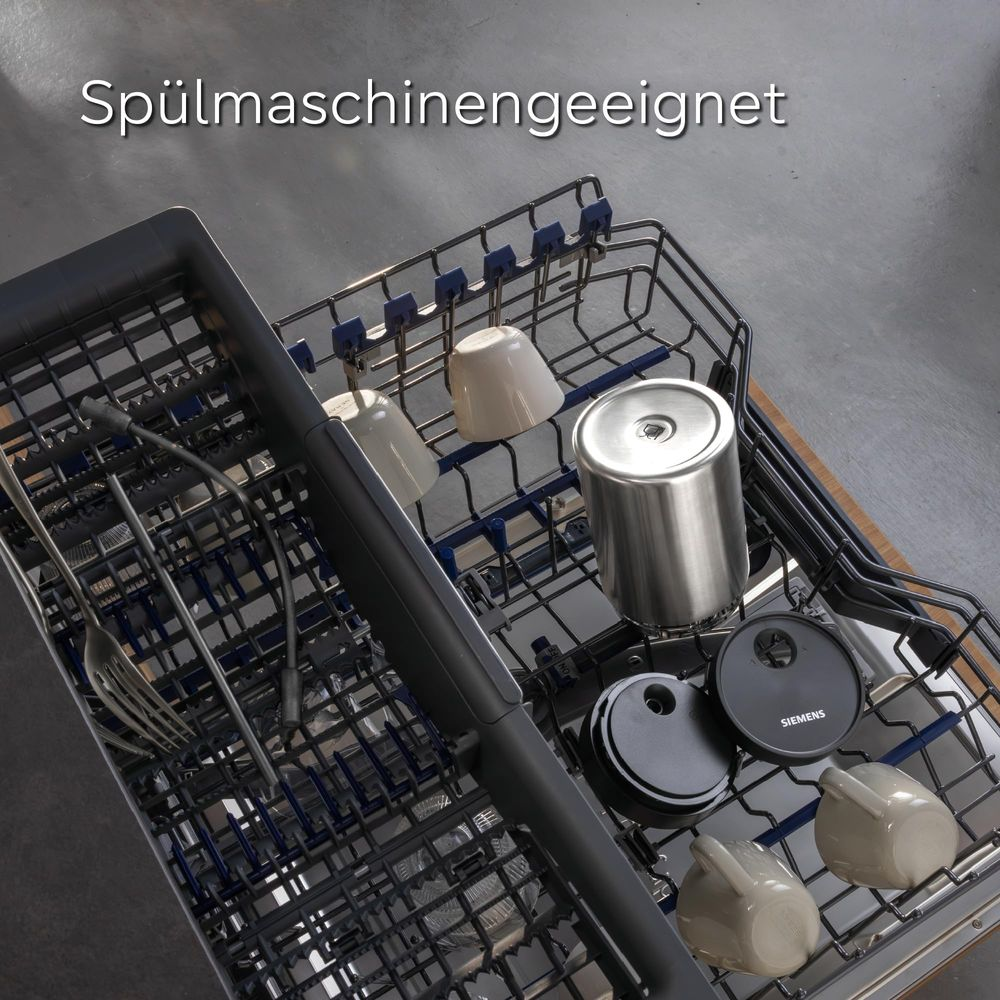 Geschirrkorb mit Tassen, Becher und Besteck.