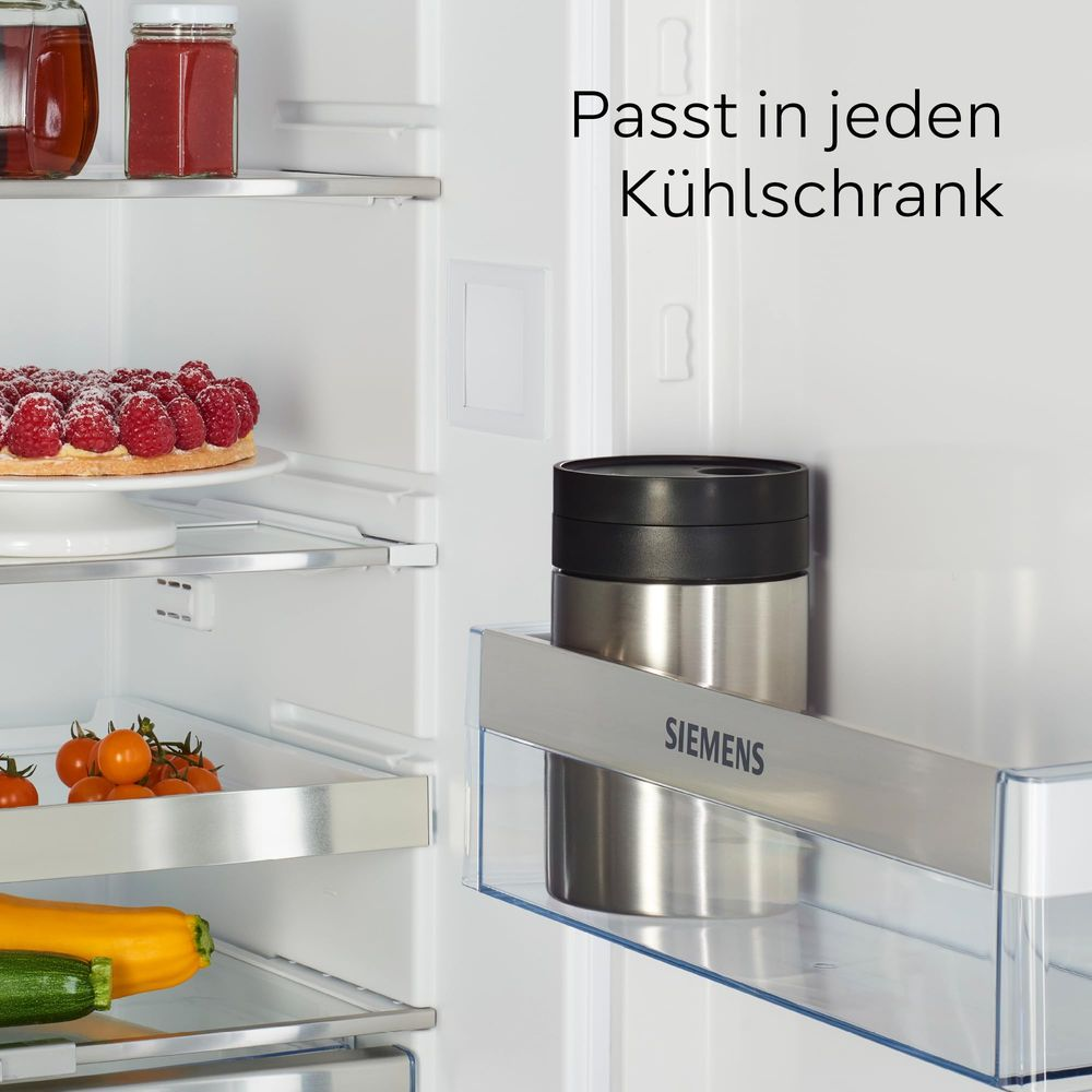 Edelstahlbehälter mit schwarzem Deckel auf Kühlschrankregal.