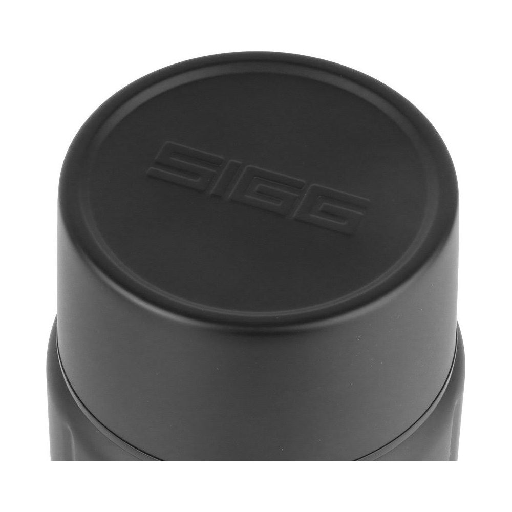 Schwarzer Deckel mit eingraviertem SIGG-Logo. Nahaufnahme.
