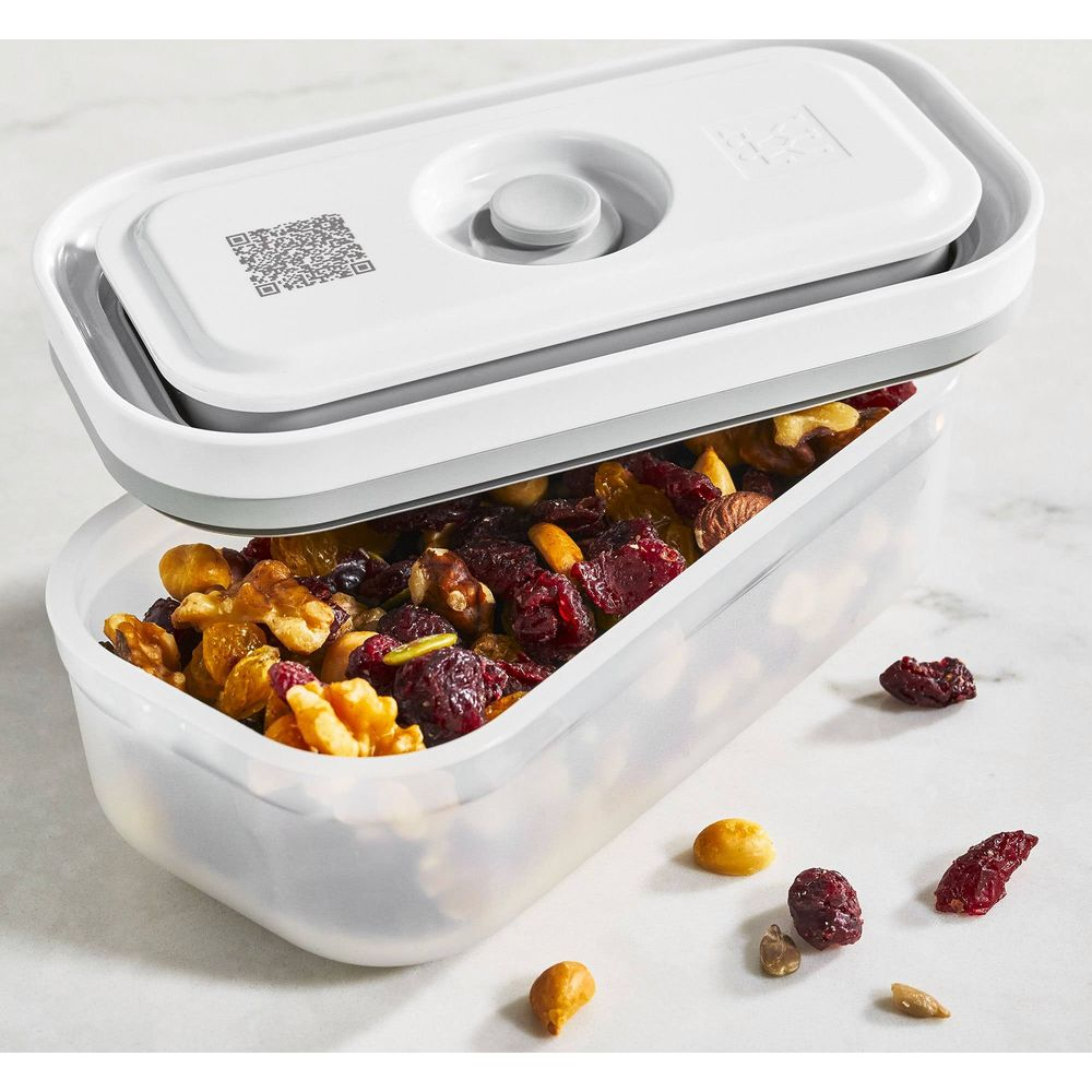 Un recipiente blanco lleno de una mezcla de frutos secos y nueces.