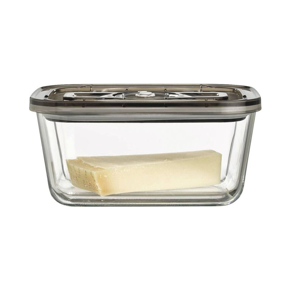 Ein rechteckiger Glasbehälter mit einem Stück Käse darin.