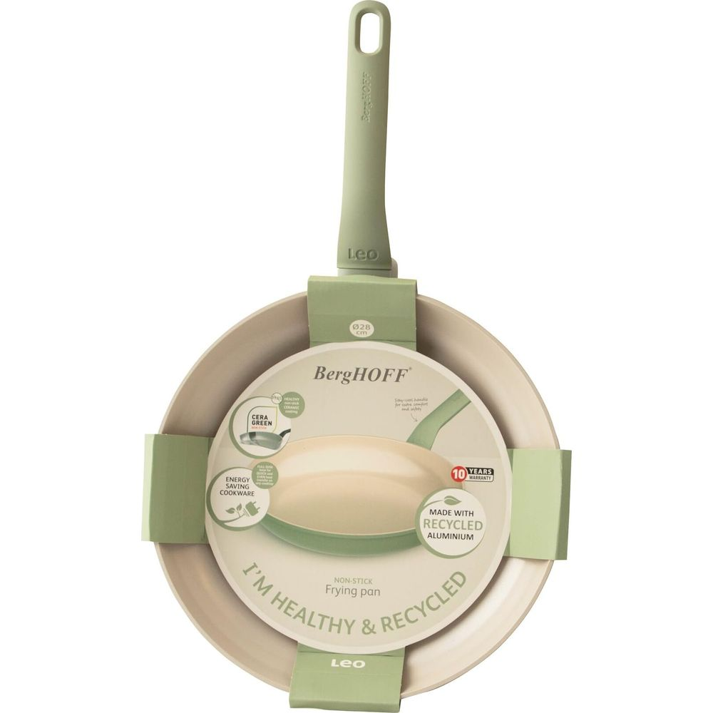 Een licht beige BergHOFF koekenpan met groen handvat, 28 cm.