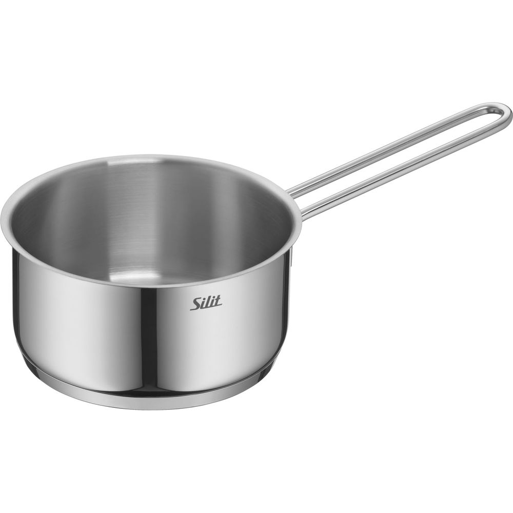 Une petite casserole brillante en acier inoxydable avec un long manche.