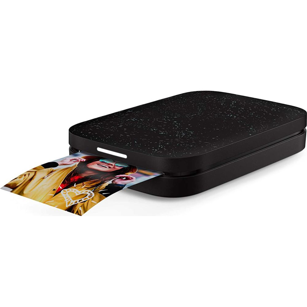 Czarna drukarka wydaje zdjęcie kobiety w żółtej kurtce.