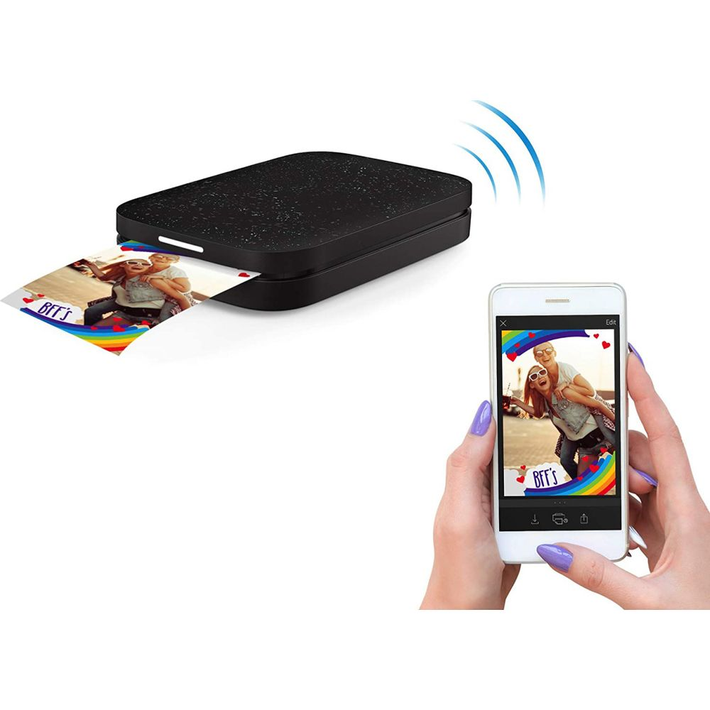 Czarna drukarka wydaje zdjęcie dwóch kobiet; obok telefon wyświetla ten sam obraz.