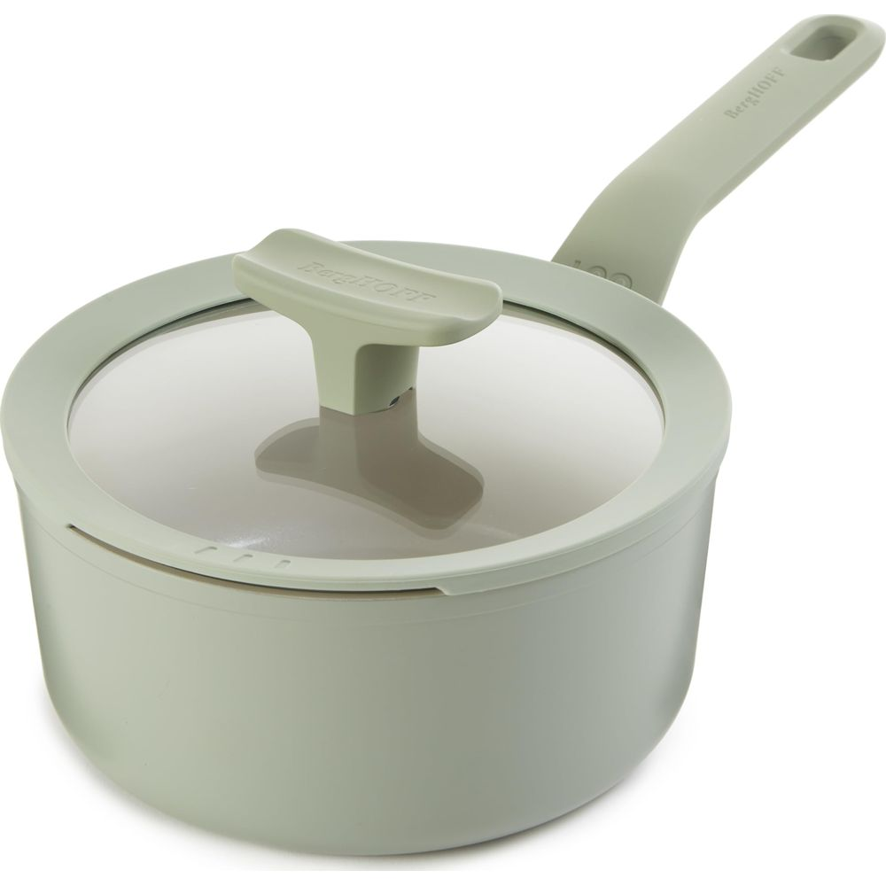 Een lichtgroene steelpan met glazen deksel en handvat.