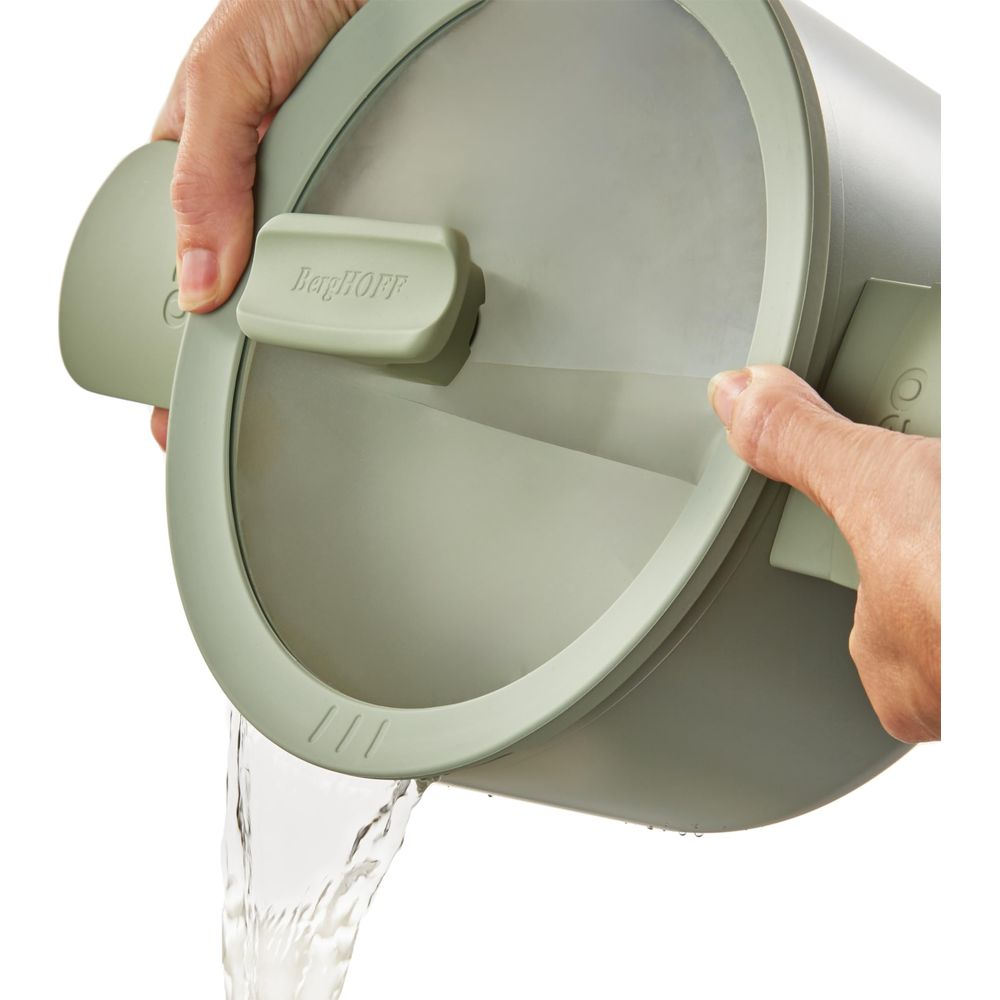 Water stroomt uit een bak die door handen wordt vastgehouden.