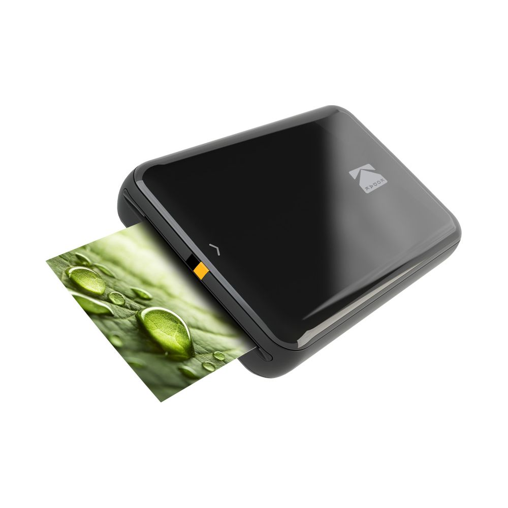 Schwarzer Kodak-Drucker druckt ein Bild von grünen Blättern mit Tautropfen.