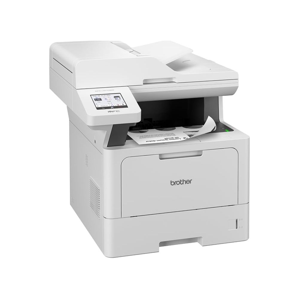 Une imprimante multifonction Brother blanche avec écran tactile et papier dans le bac de sortie.