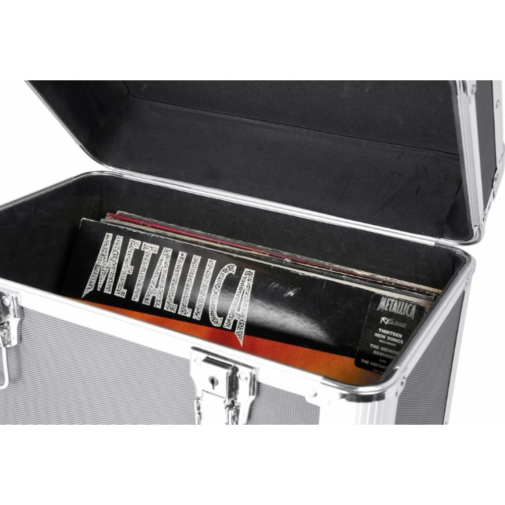 Discos de Metallica en un estuche plateado.