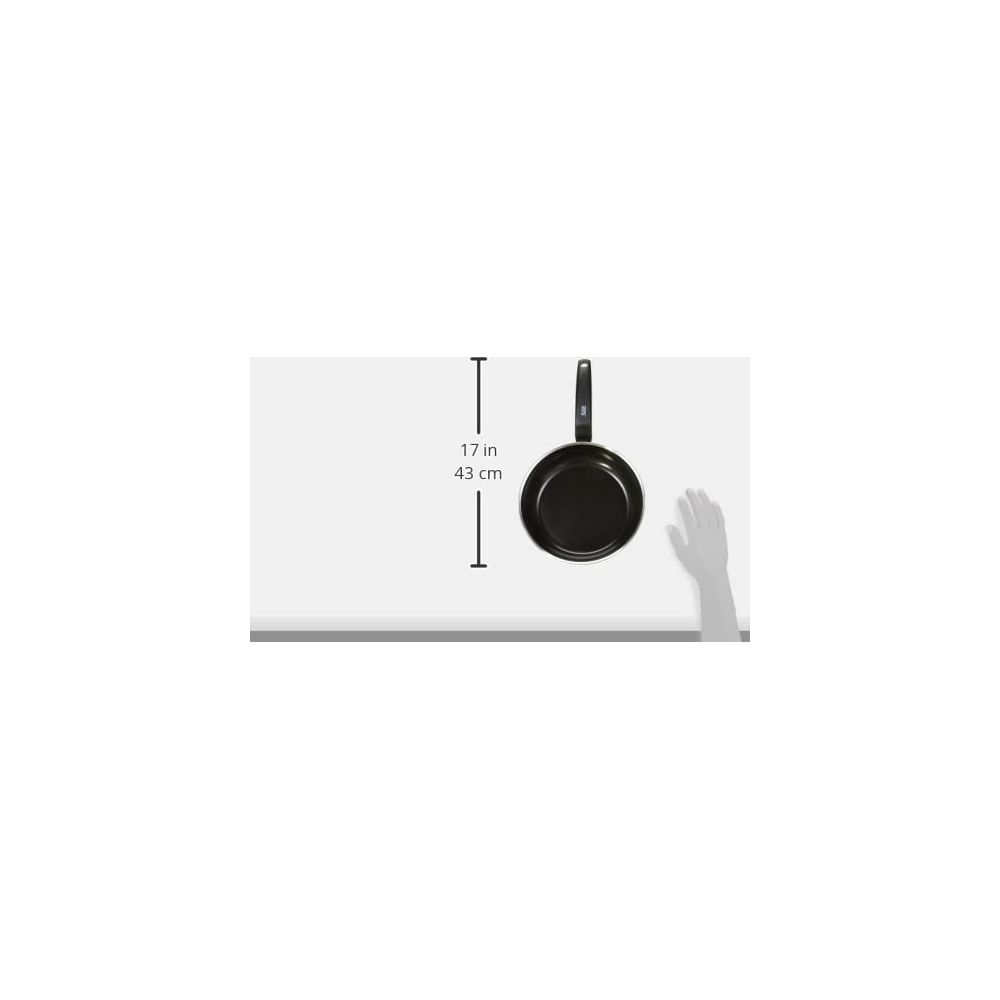 Eine schwarze Pfanne mit Griff wird auf weißem Hintergrund gezeigt.