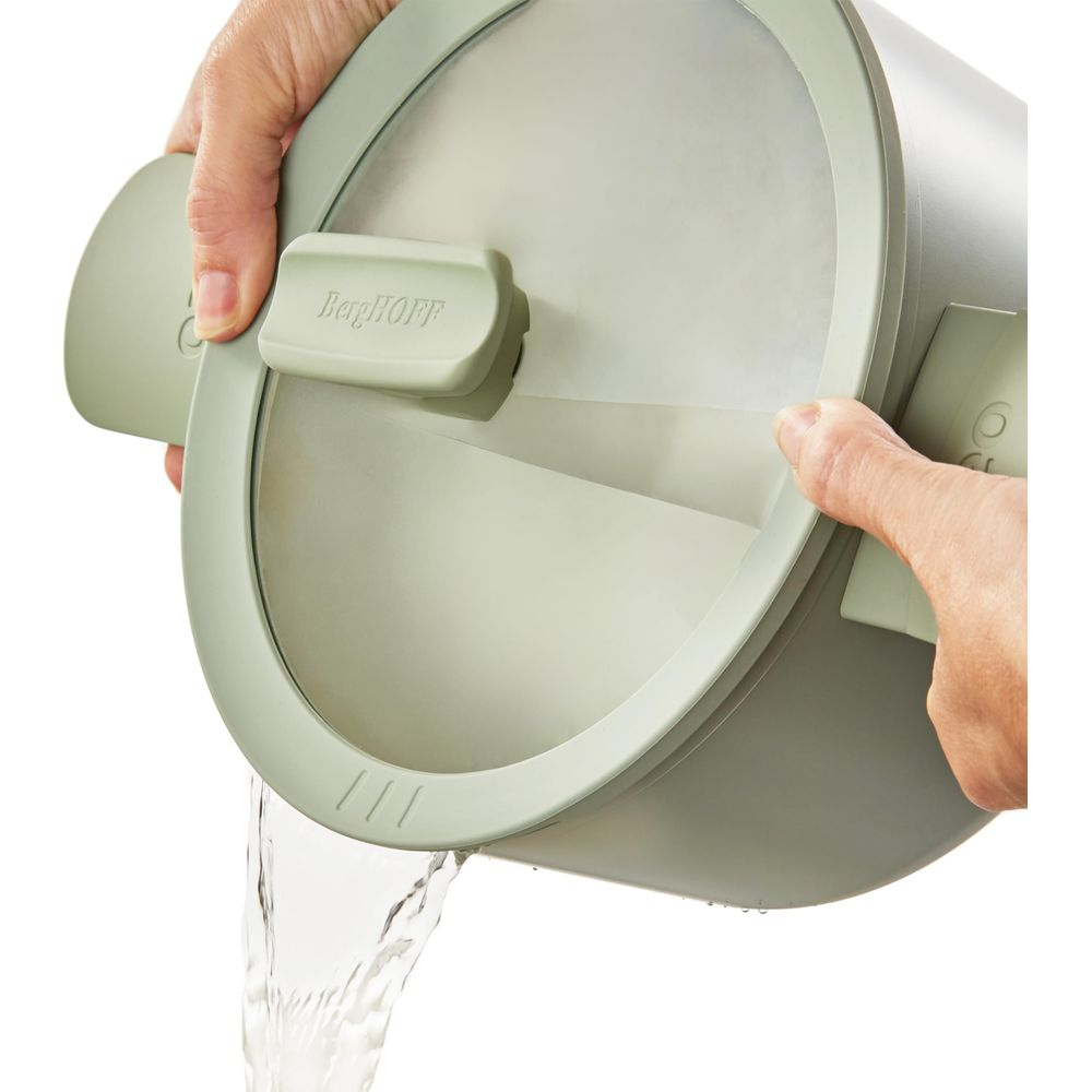 Water stroomt uit een lichtgroene container met een transparante deksel en handgrepen.