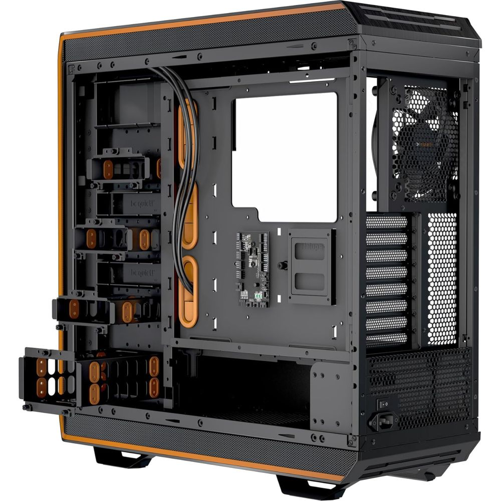 Schwarzes PC-Gehäuse mit orangefarbenen Akzenten, offen zur Innenseite.