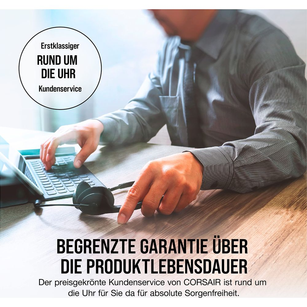 Mężczyzna ze słuchawkami przy biurku, pisze na klawiaturze. "Obsługa klienta".