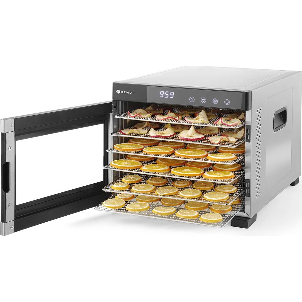 RVS dehydrator met open deur, gevuld met gedroogde sinaasappel-, citroen- en appelschijfjes.