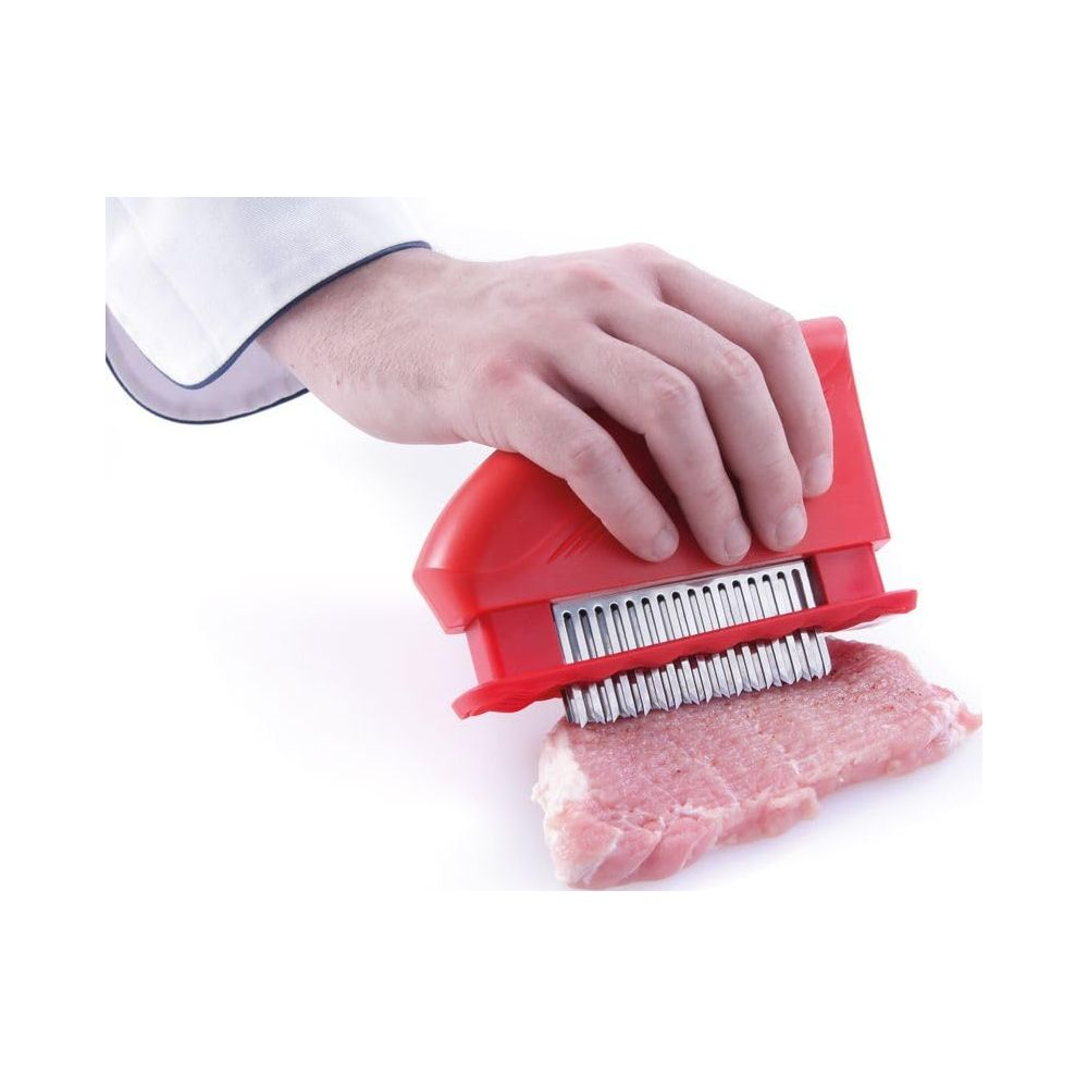 Ein roter Fleischklopfer wird von einer Hand benutzt, um auf ein Stück Fleisch zu drücken.