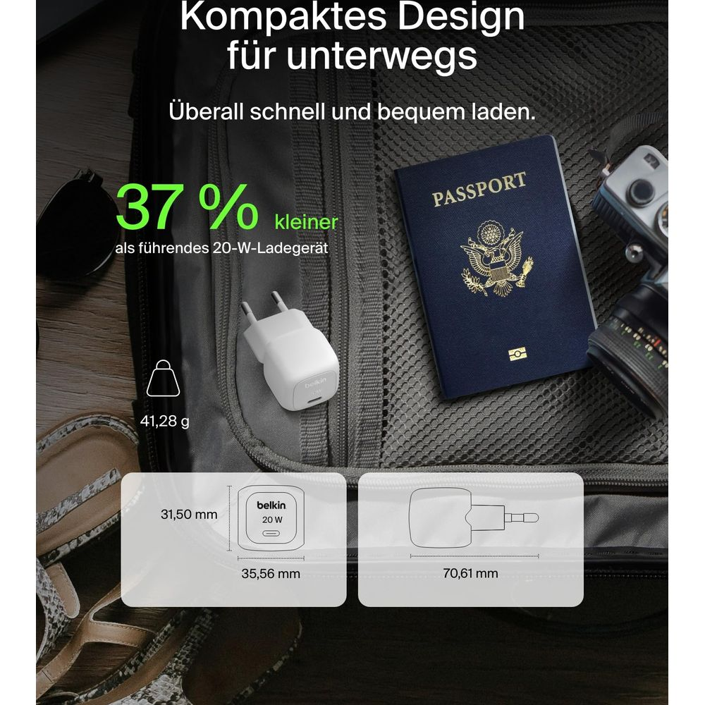 Un adattatore di ricarica Belkin bianco accanto a un passaporto e una fotocamera.