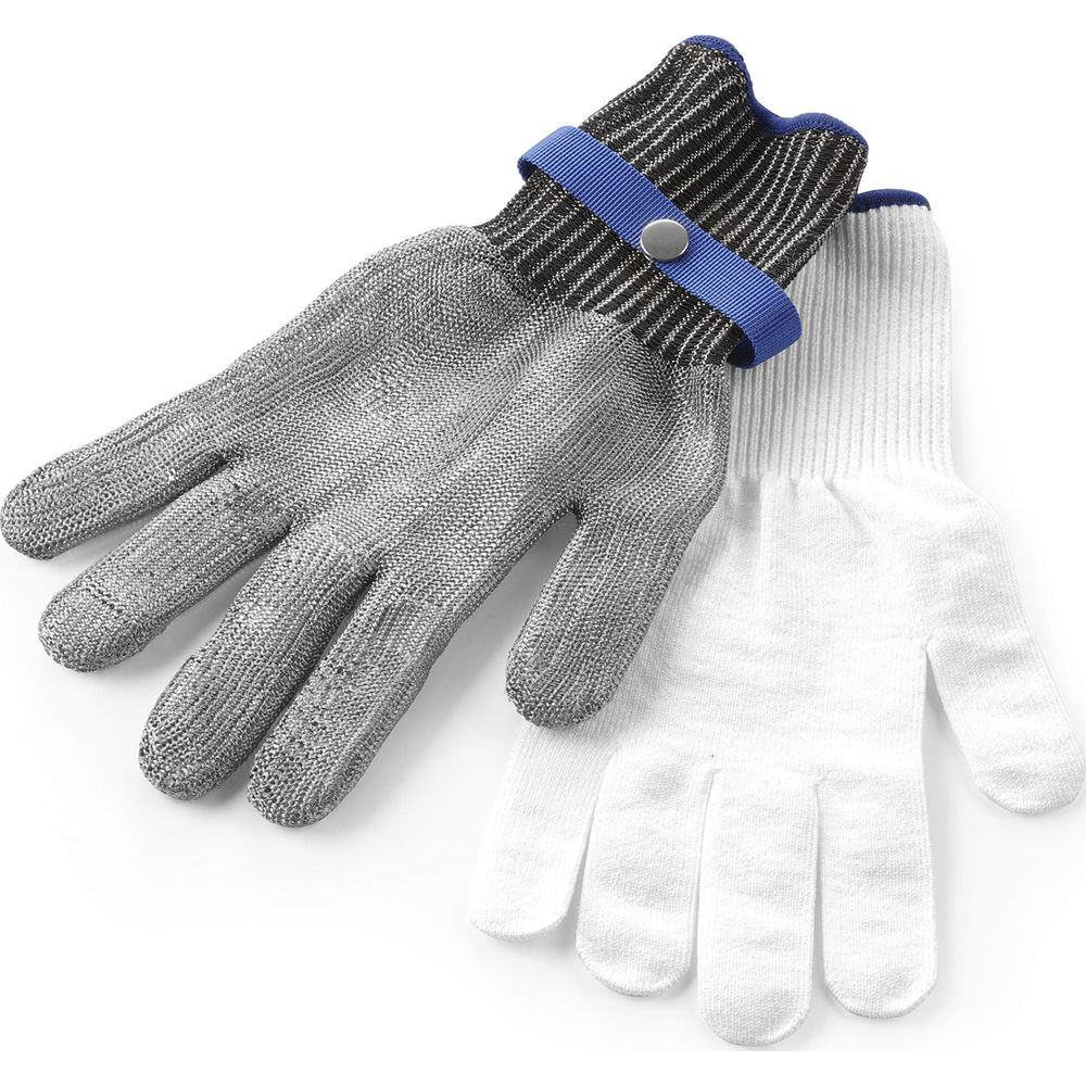 Un paio di guanti protettivi metallici con accenti blu e un guanto di tessuto bianco.