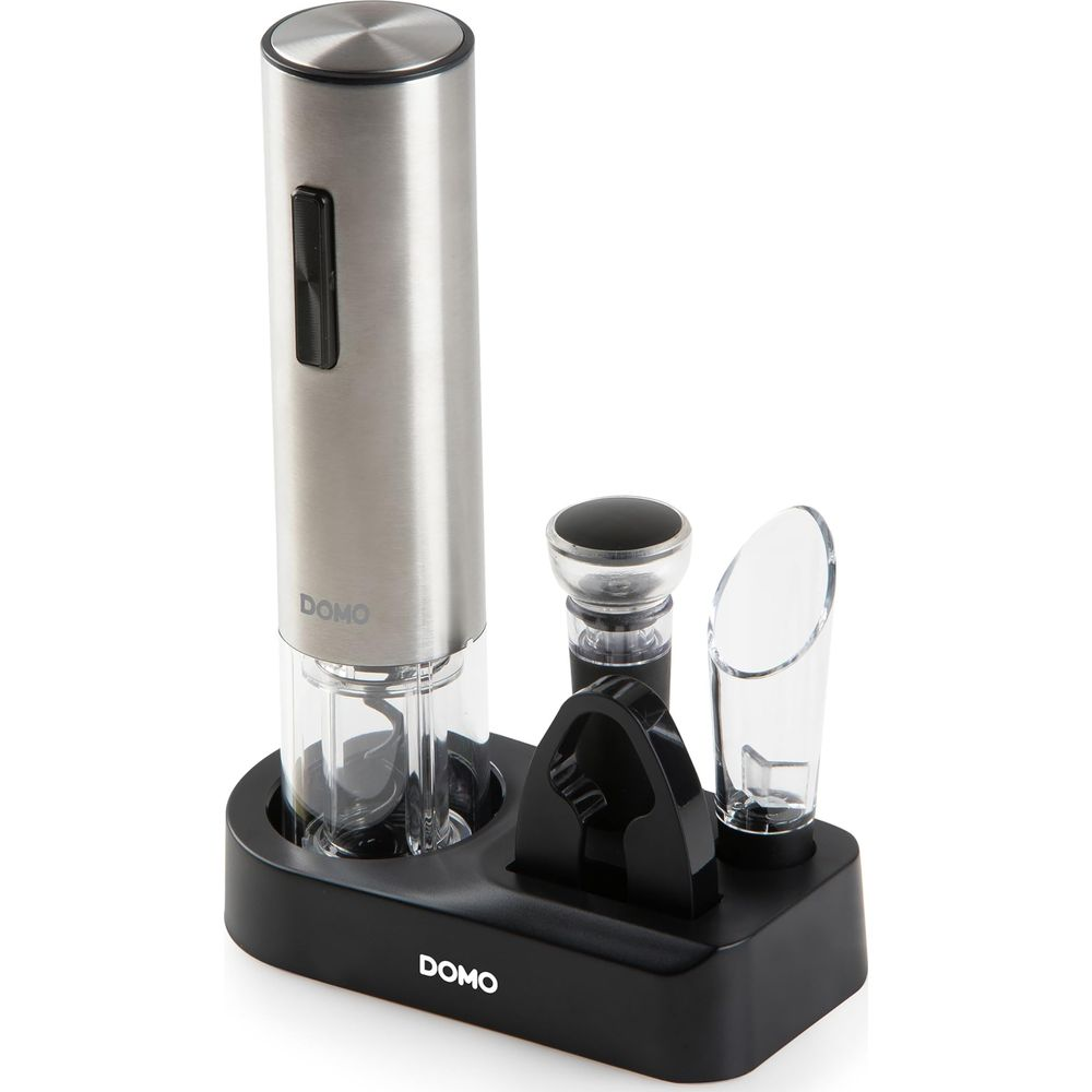 Set cavatappi elettrico con cavatappi argentato, tappo e versatore su base nera.