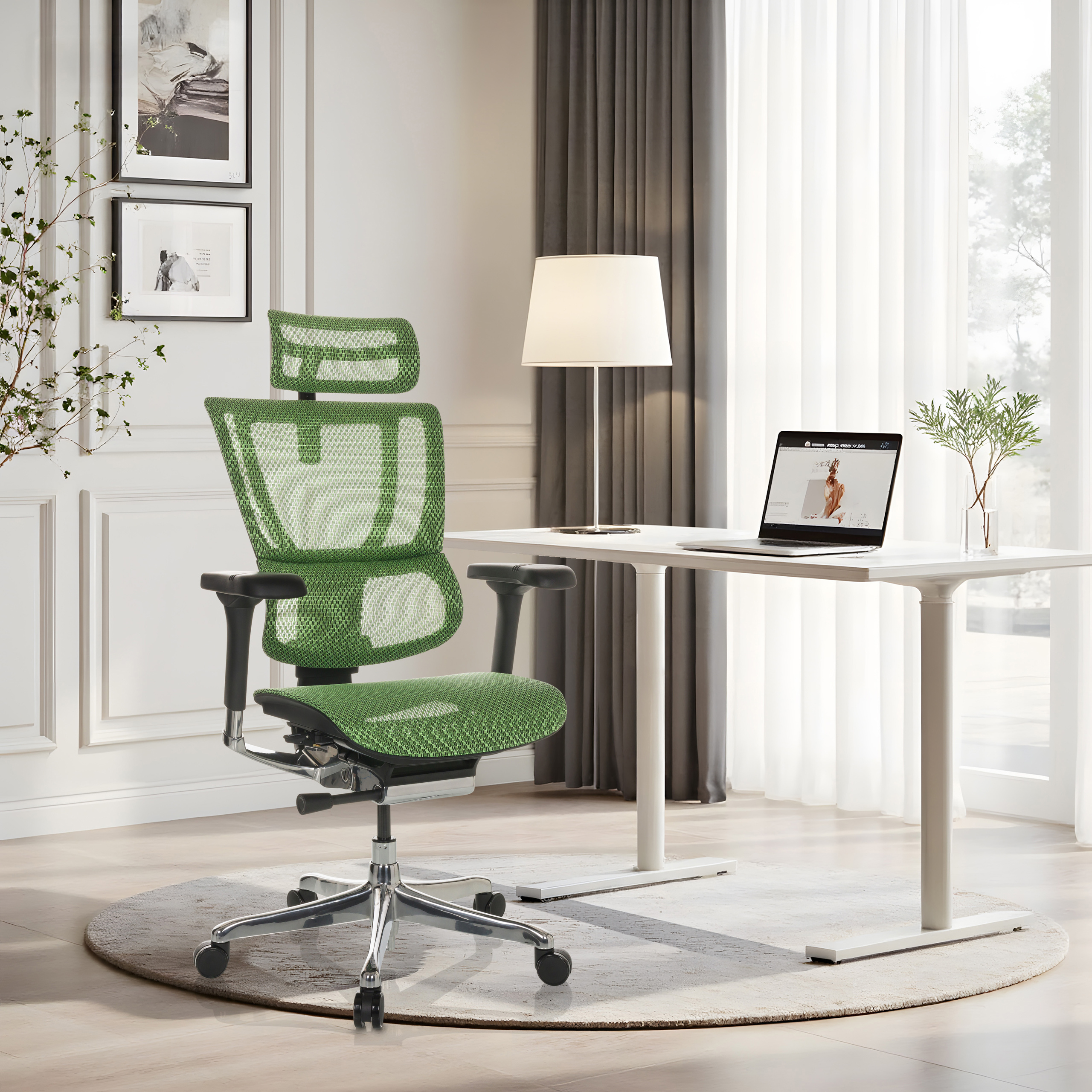 Ein grüner Bürostuhl steht vor einem Schreibtisch mit Laptop und Lampe.
