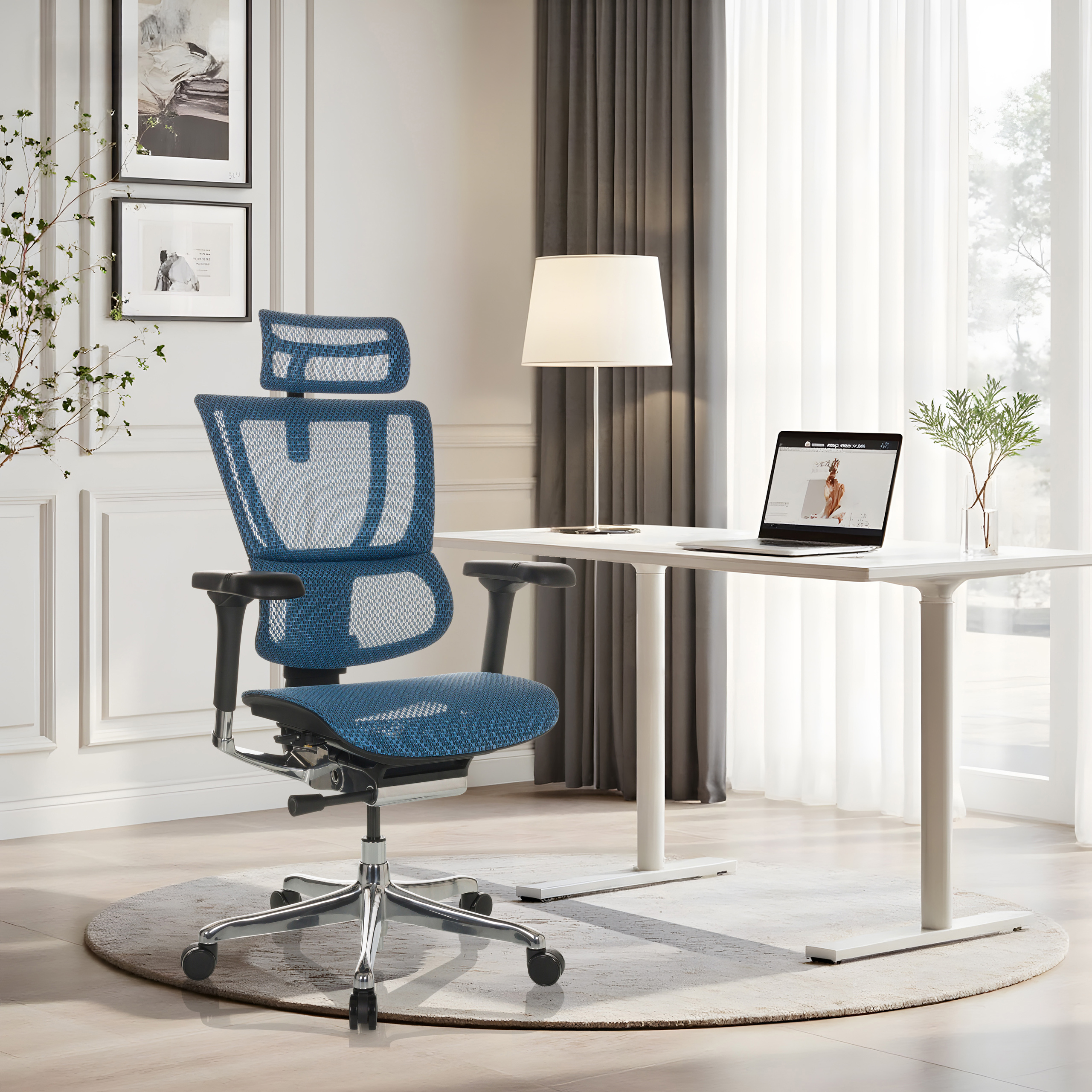 Blauer Netzstuhl steht neben einem Schreibtisch mit Laptop und Lampe.